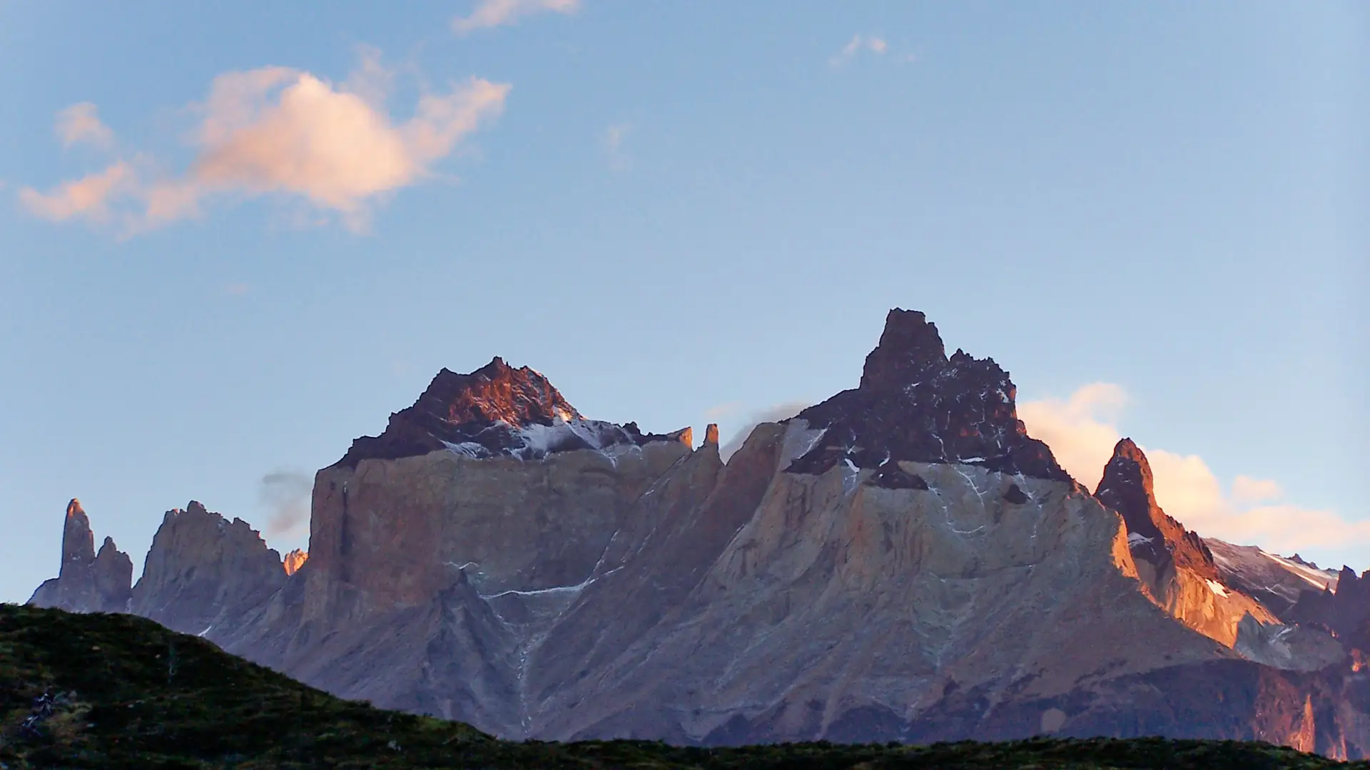 花崗岩的Cuernos del Paine山峰，在溫暖的晨曦中映照著巴塔哥尼亞草原